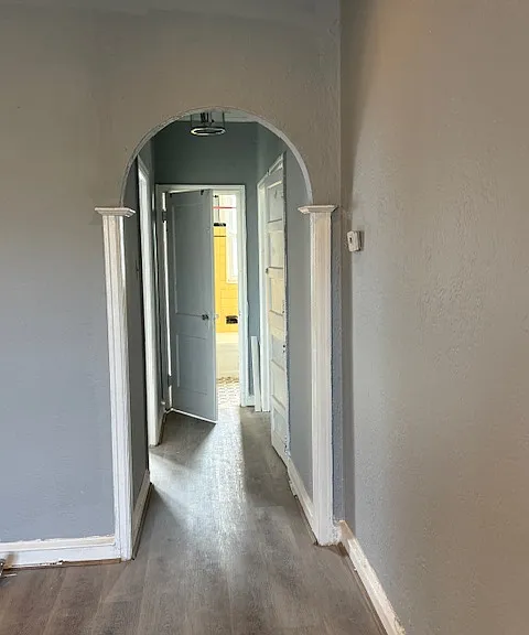 hall leading to bdrms and bath