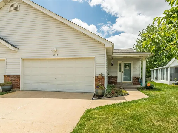 1328 Eagles Way Ct, Hazelwood, MO 63042