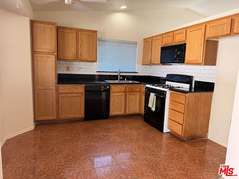 3246 Laurel Ave — Photo 9