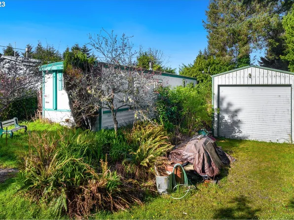 909 S Dolphin St, Rockaway Beach, OR 97136