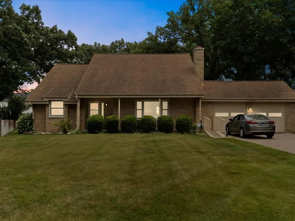 225 Ironwood Dr, Lindenhurst, IL 60046