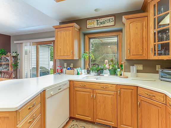 4th image of 958 Songbird Ln