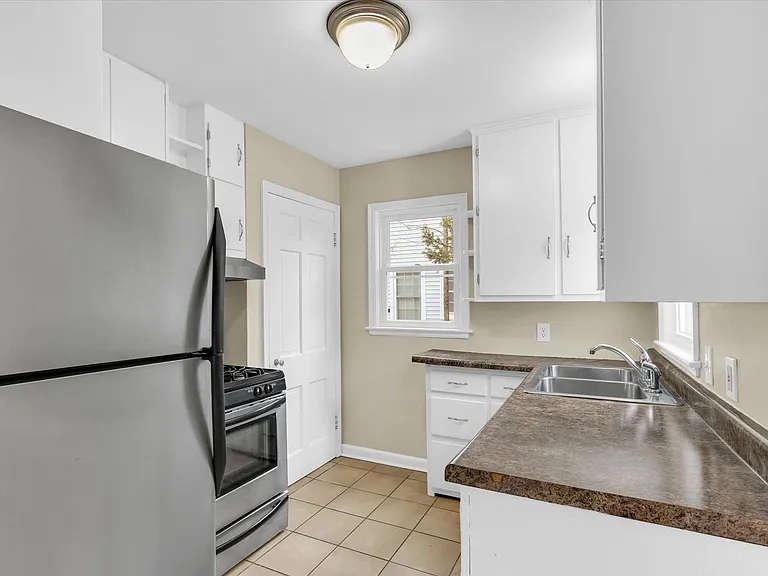 502 E Washington St — Photo 12