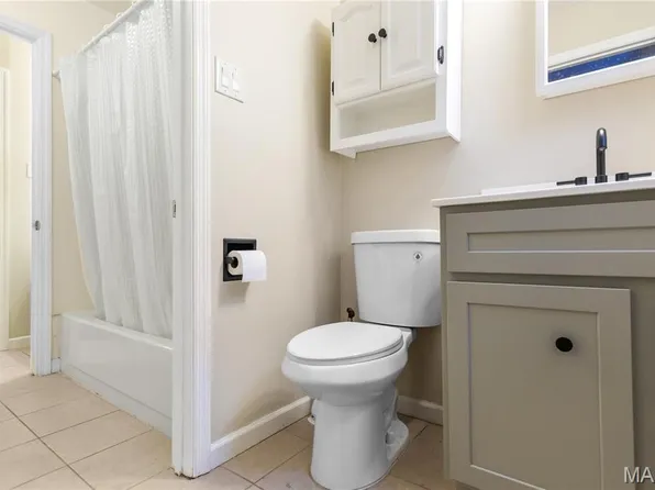 5567 Pershing Ave APT 2-W, Saint Louis, MO 63112