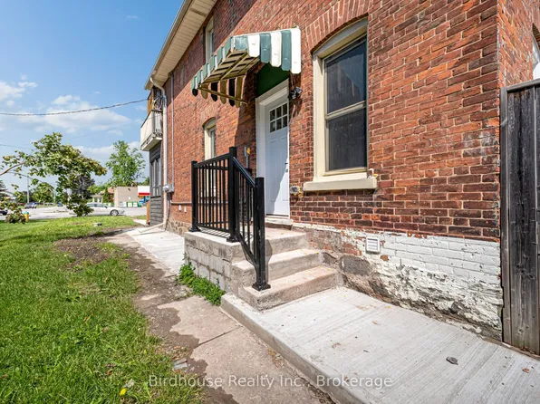 108 Lindsay St S, Kawartha Lakes, ON K9V 2M6