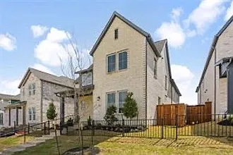 4 bed, 2679 sqft, $4,200 — Photo 2