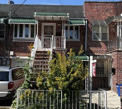 2nd image of 960 E 101st Street