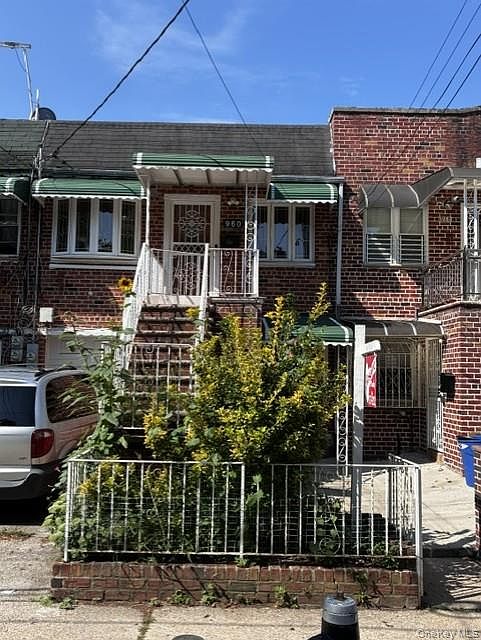 2nd image of 960 E 101st Street