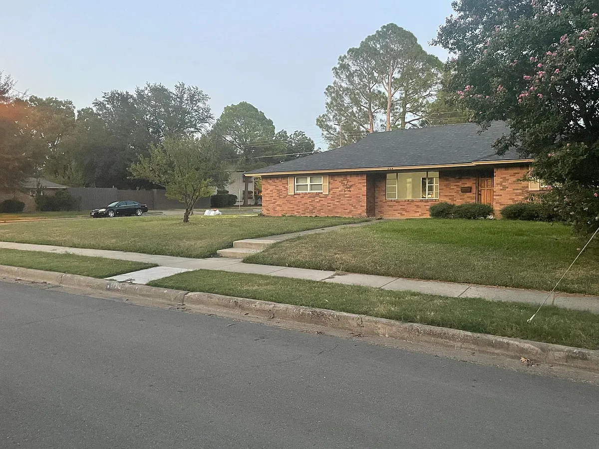 Front - 224 Huntingdon Dr
