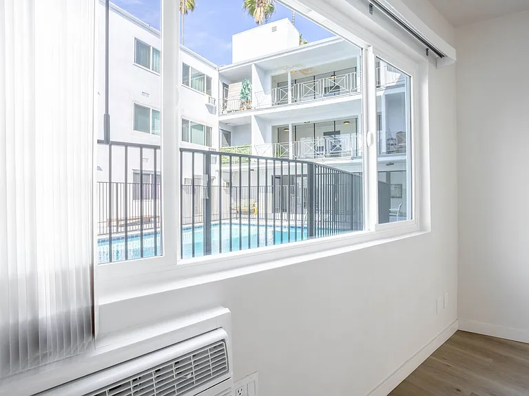 1811 Tamarind Ave — Photo 17