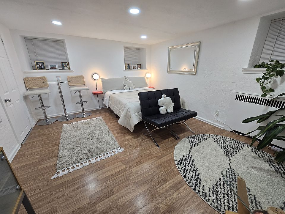 MAIN LIVING/SLEEPING AREA