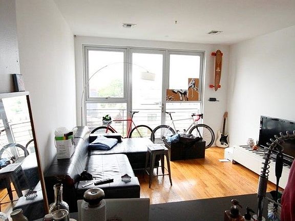 4th image of 245 Frost St #4F1