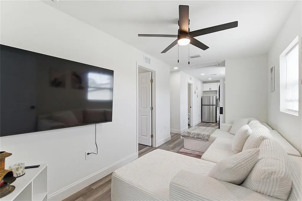 2 bed, 1.0 bath, 721 sqft, $1,950 — Photo 3