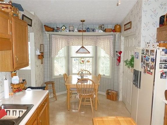4th image of 72 Holliston Park Cir