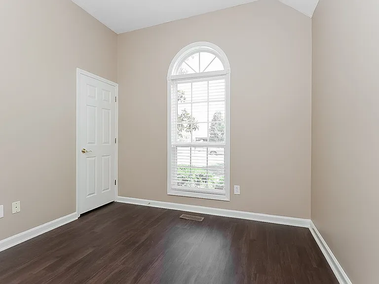 210 Valley Ct — Photo 11