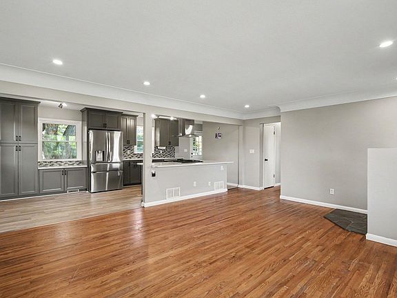 2nd image of 950 22nd Ave NW
