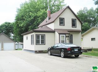 1006 5th St, Sheldon, IA 51201