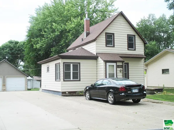1006 5th St, Sheldon, IA 51201