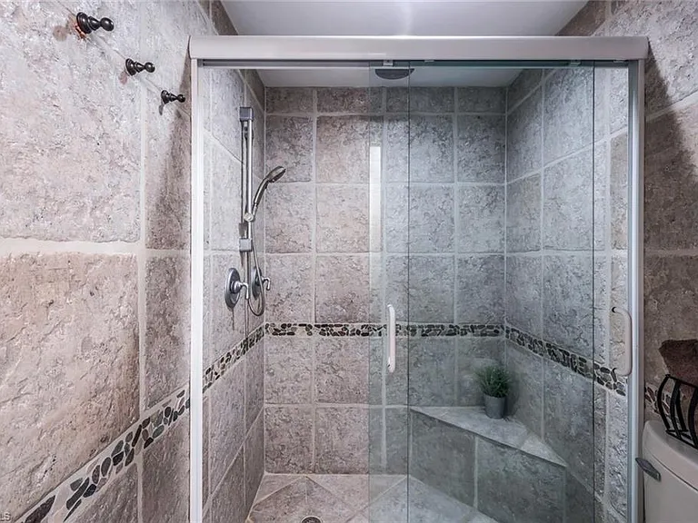 723 Willowhead Dr — Photo 16