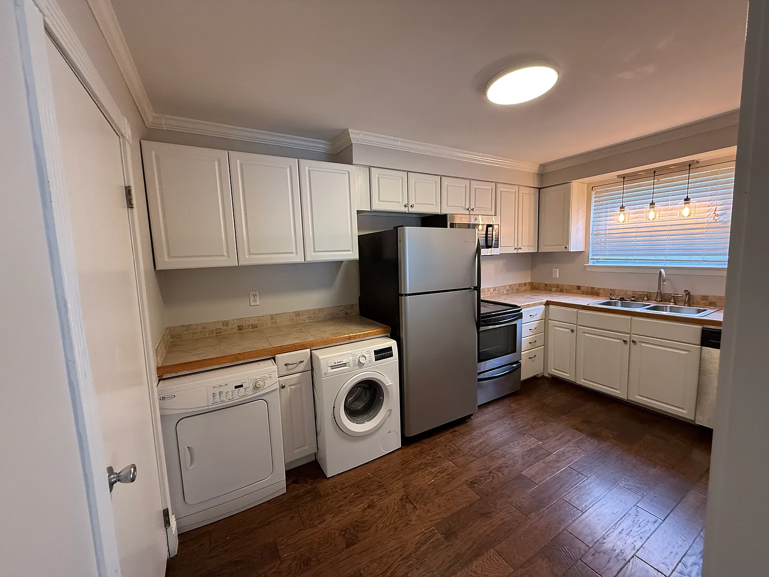 2 bed, 914 sqft, $1,350 — Photo 2