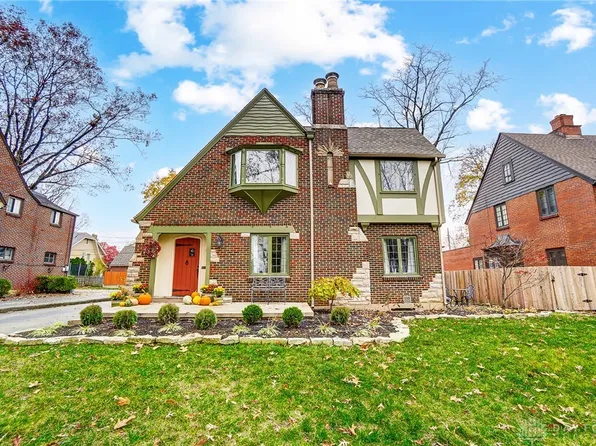 153 Spirea Dr, Oakwood, OH 45419