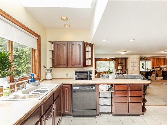 4th image of 9 Beaver Lake Road