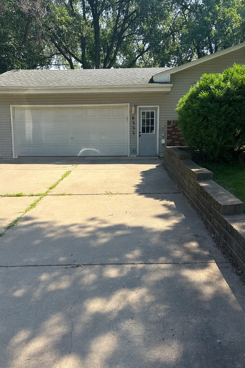 Building Photo - Yucca Ln N