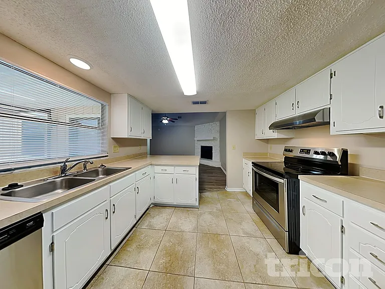 670 Roger Sherman St — Photo 8