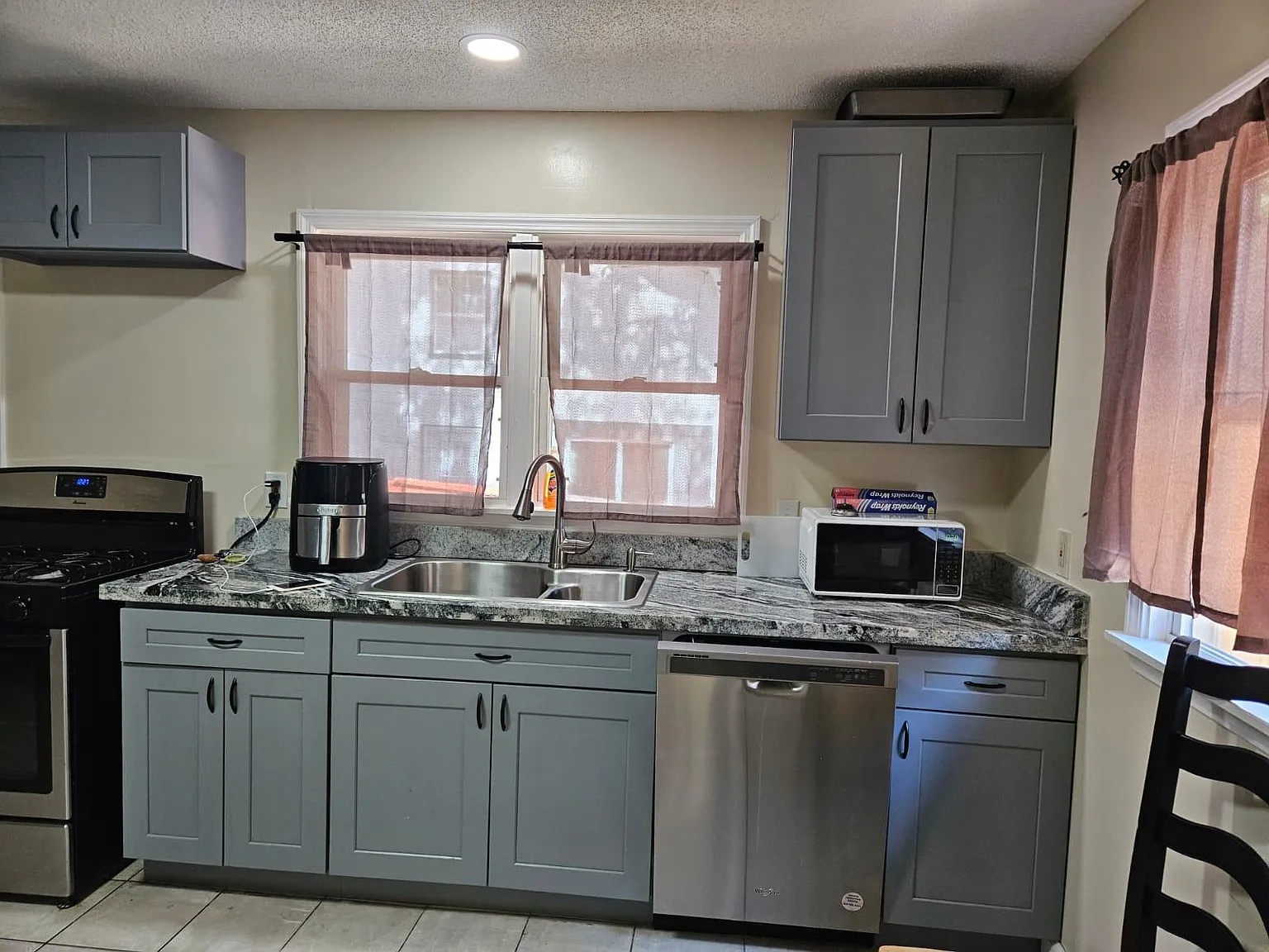 6 bed, 2.5 bath, 2400 sqft, $8,900 — Photo 2