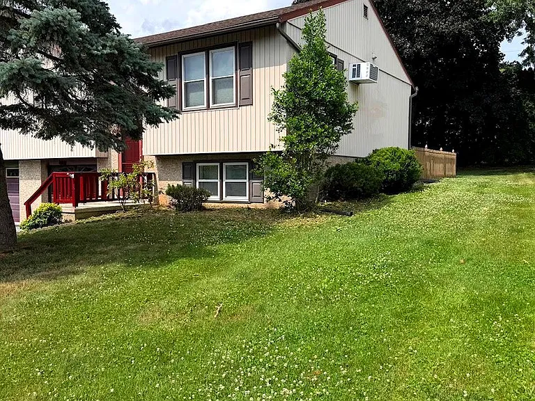 110 Marion Ter — Photo 2