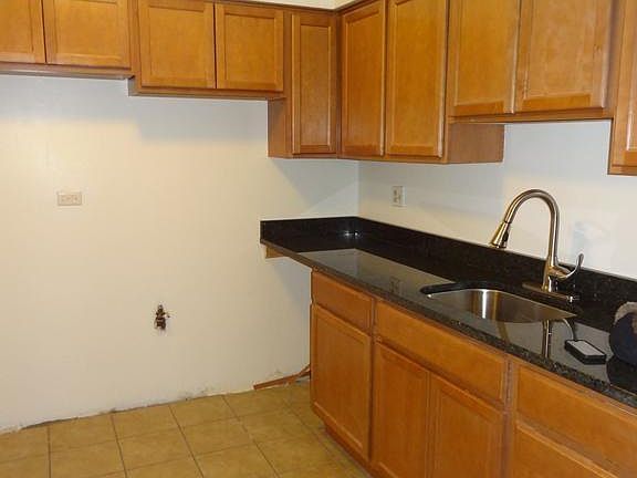 3rd image of 5909 N Kenmore Ave APT 209