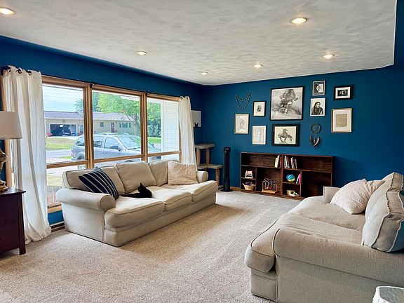 3rd image of 1070 Bellway Ave