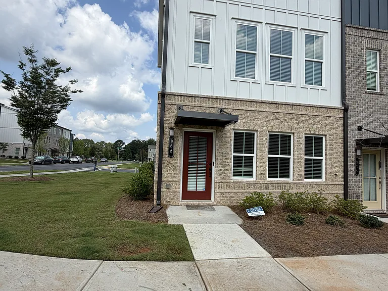 900 Cotton Dr SE — Photo 1