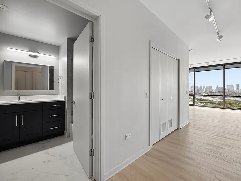 860 W Blackhawk St #1808 — Photo 16