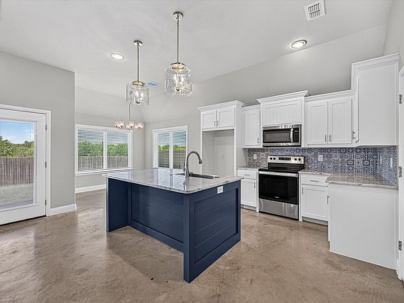 4th image of 218 Rees Ave