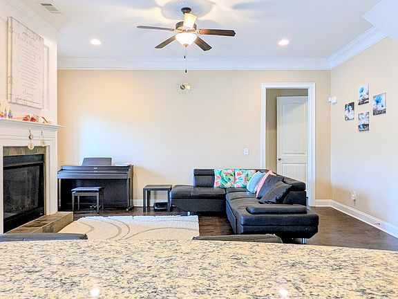 5th image of 2602 Salford St