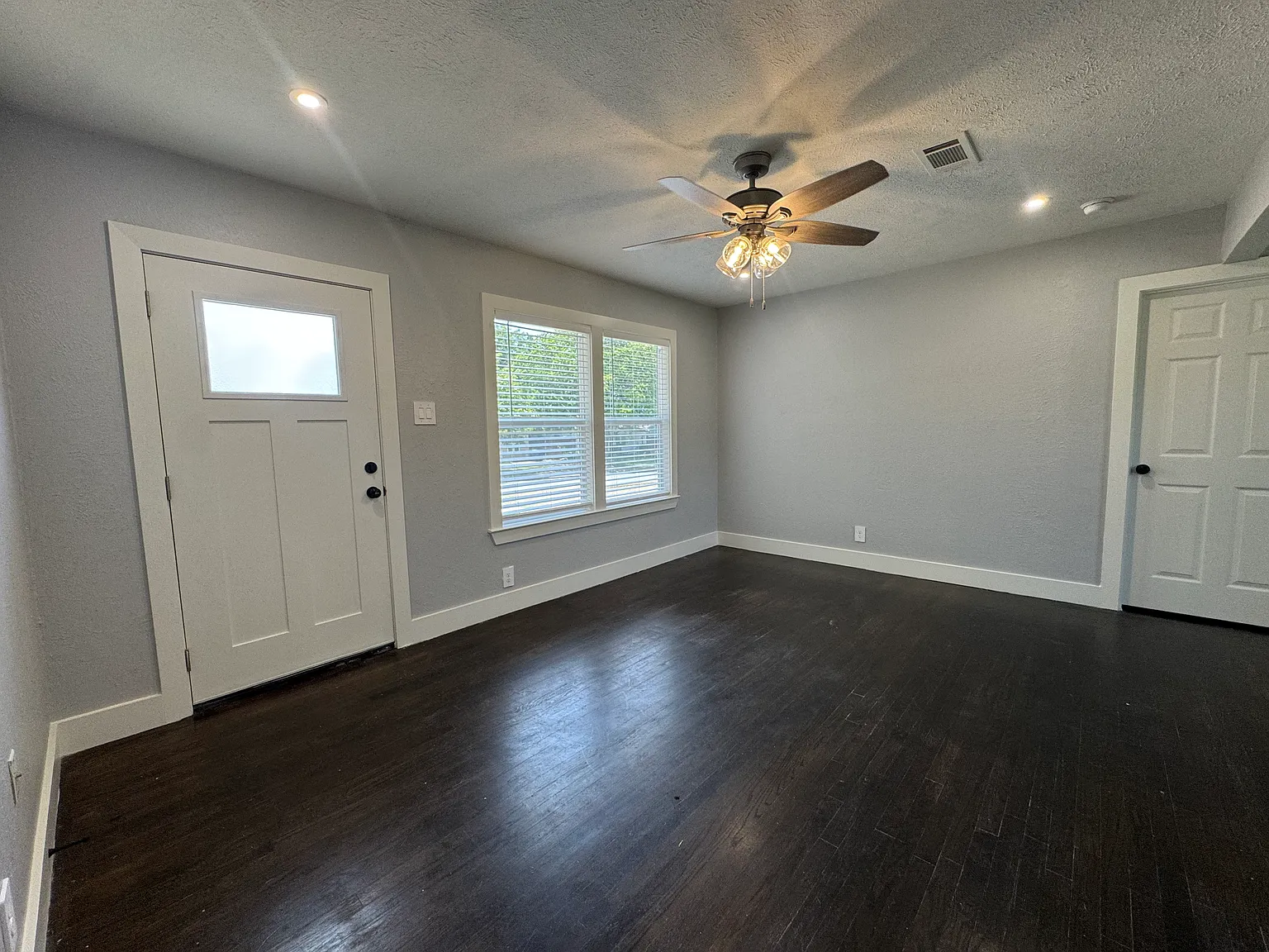 3 bed, 1104 sqft, $2,000 — Photo 3