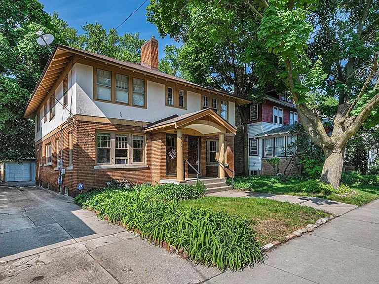 719 Fulton St E — Photo 2
