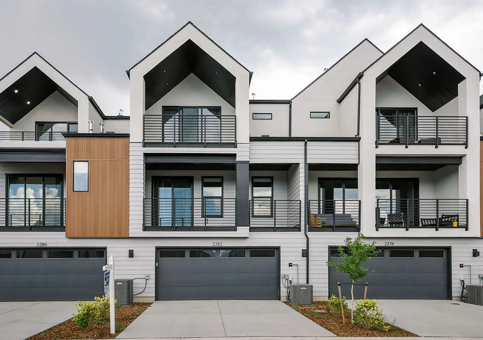 Luxury Townhome with Sweeping Mountain & Valley Views — Photo 1