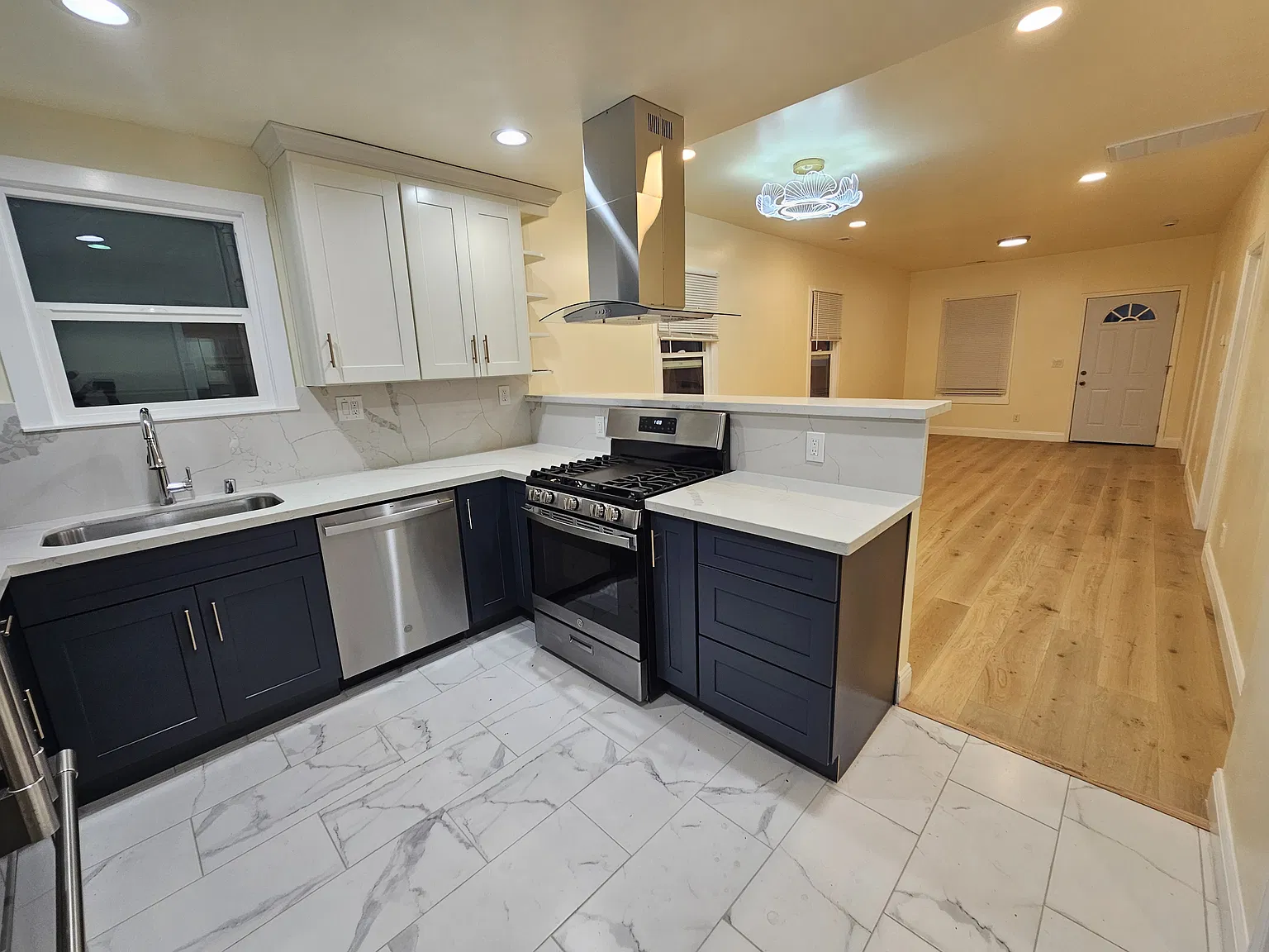3 bed, 1110 sqft, $4,100 — Photo 3