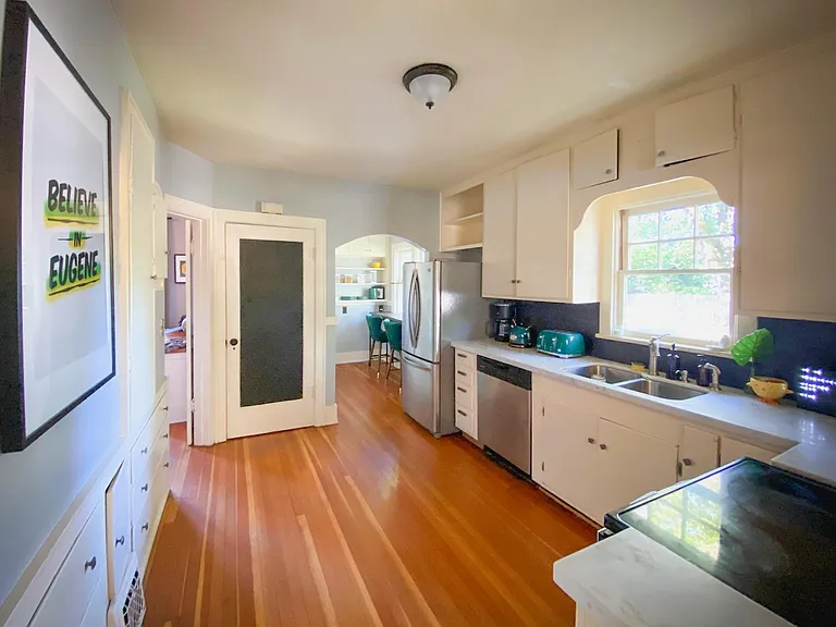 690 W 11th Ave — Photo 10
