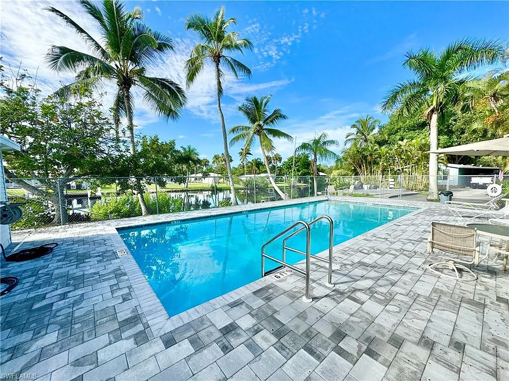 2 bed, 1.5 bath, 820 sqft, $1,595 — Photo 2