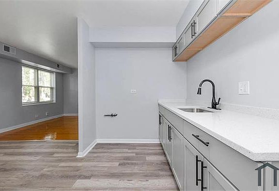 5th image of 5338 S Kenneth Ave #1
