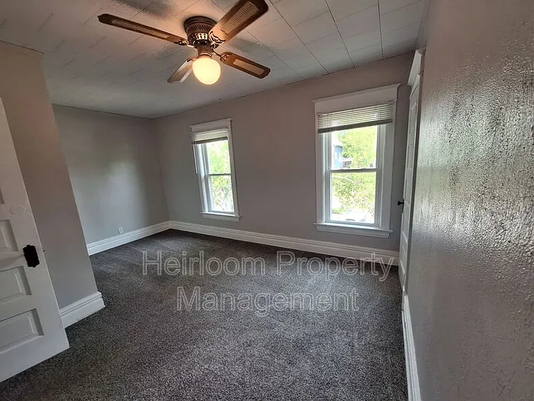 2114 E 4th St — Photo 9