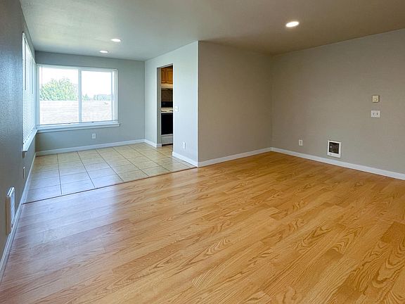 living room/dining area