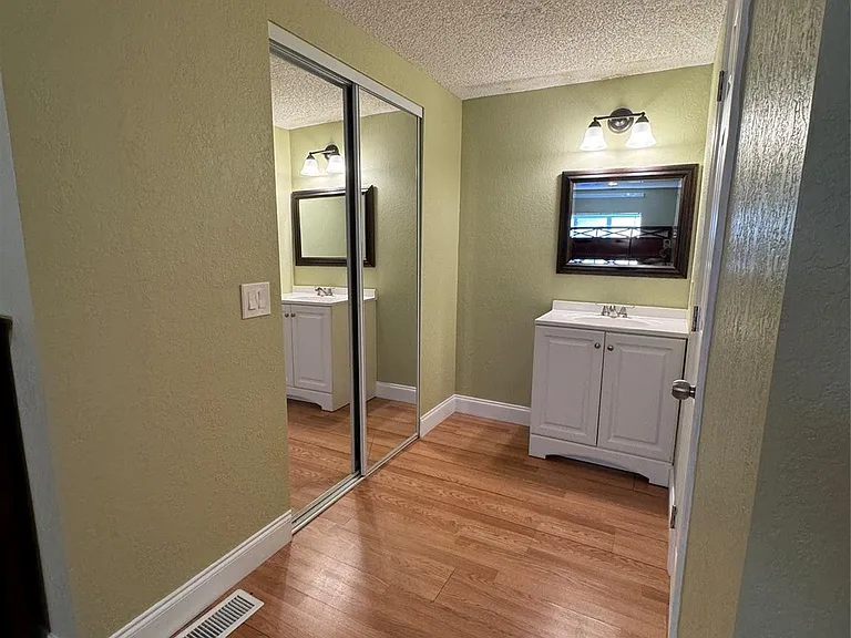 3028 Lakeshore Dr — Photo 23