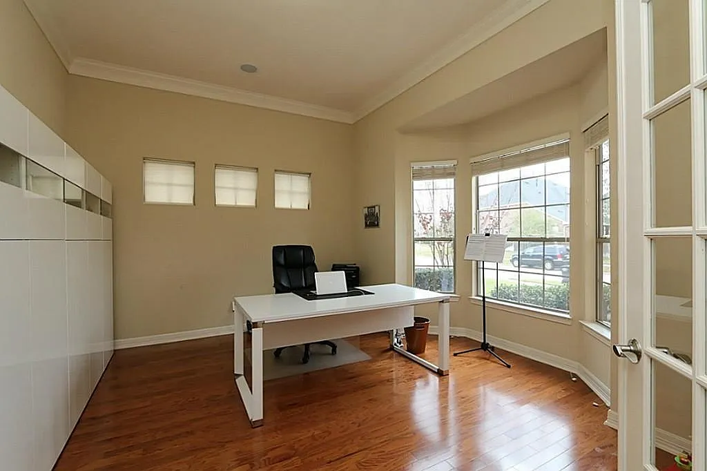 5 bed, 4.5 bath, 4424 sqft, $6,400 — Photo 4