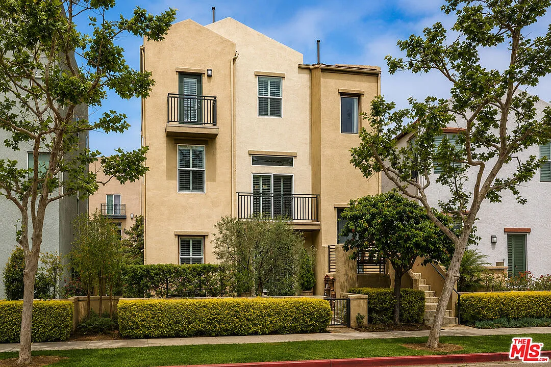 3 bed, 4.0 bath, 1992 sqft, $9,000 — Photo 1