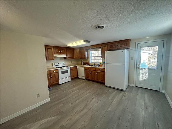 2nd image of 2224 Leonard Dr