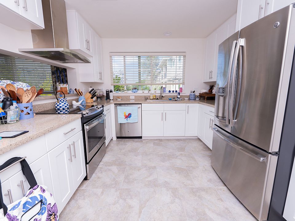 Sunny, large beautiful kitchen with all of the upgrades